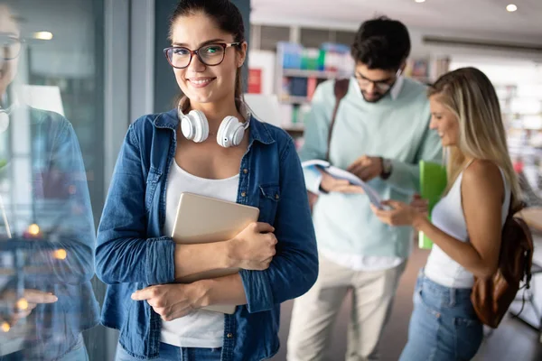 Fröhliche Gruppe Von Freunden Die Gemeinsam Auf Dem Campus Der — Stockfoto