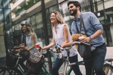 Güzel romantik çift köpek ve bisikletler ile şehirde dinlenme yaşıyor