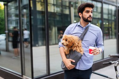 Sokakta bisikletle oturan ve kahve içen yakışıklı adam.