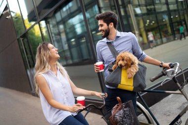 Güzel romantik çift köpek ve bisikletler ile şehirde dinlenme yaşıyor