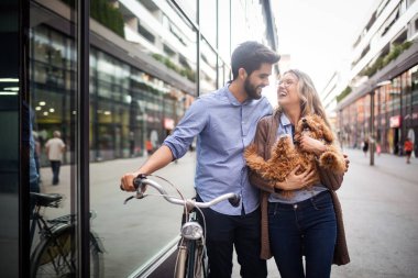 Güzel romantik çift köpek ve bisikletler ile şehirde dinlenme yaşıyor