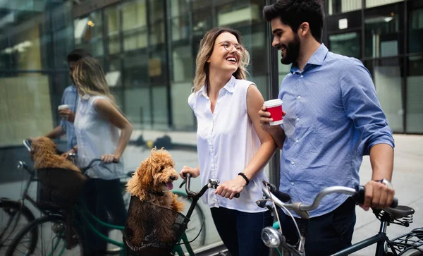 Schönes Junges Paar Das Hunde Und Fahrräder Freien Der Stadt — Stockfoto