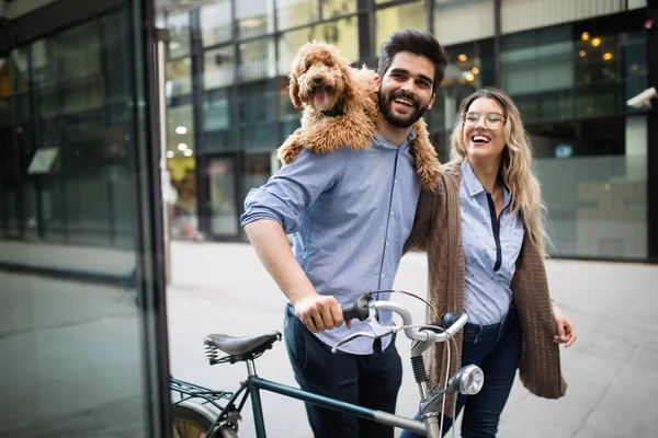 Glückliches Paar Verliebt Spaziergänge Mit Hund Und Lächeln Freien — Stockfoto