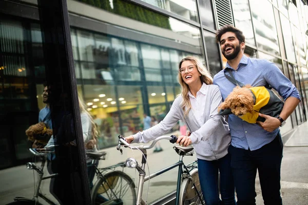 Glückliches Paar Verliebt Spaziergänge Mit Hund Und Lächeln Freien — Stockfoto
