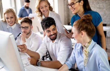 Sunum sırasında yazılım mühendisliği ve iş öğrenen başarılı mutlu öğrenci grubu