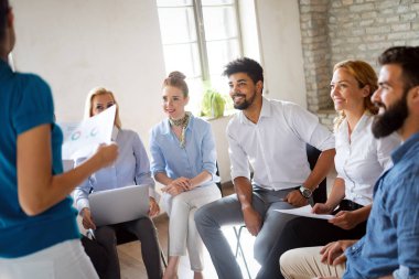 Sunum sırasında yazılım mühendisliği ve iş öğrenen başarılı mutlu öğrenci grubu