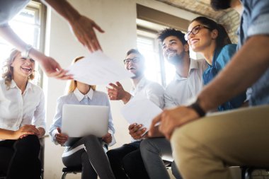 Modern ofisteki mutlu yaratıcı takım. İş, girişim, tasarım, insanlar ve takım çalışması kavramı