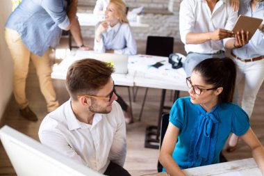 Ofisteki insanlardan oluşan başarılı bir iş grubu.