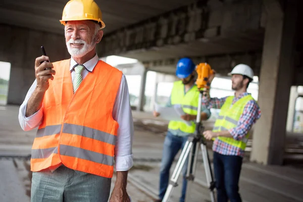 Konstruktionsingenjörer Diskuterar Med Arkitekter Byggarbetsplatsen Eller Byggarbetsplatsen — Stockfoto