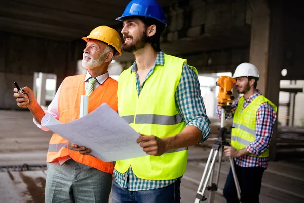 Team Arkitekter Och Ingenjörer Grupp Byggarbetsplatsen Kontrollera Dokument Och Arbetsflöde — Stockfoto