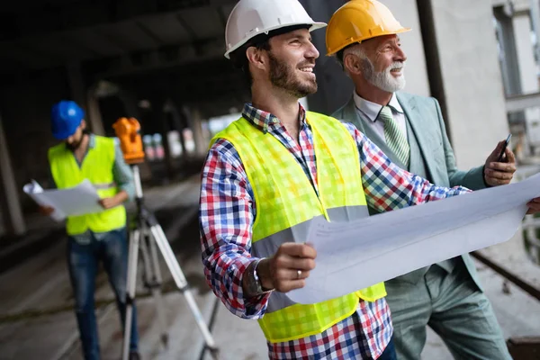 Dyskusja Inżynierów Budowlanych Architektami Placu Budowy Lub Placu Budowy — Zdjęcie stockowe