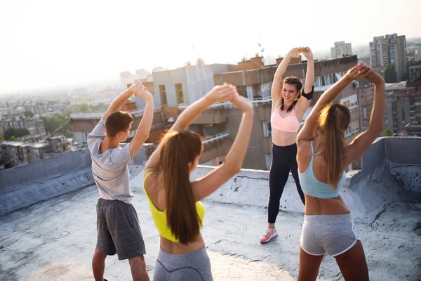 Группа Счастливых Людей Тренирующихся Открытом Воздухе Крыше — стоковое фото