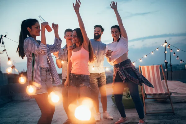 Concept Loisirs Célébration Personnes Amis Heureux Avec Des Boissons Grillées — Photo