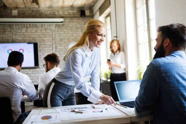 Succesvolle Gelukkige Groep Studenten Die Software Engineering Business Leren Tijdens — Stockfoto