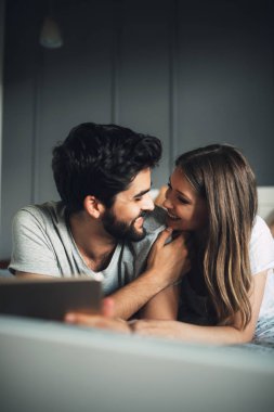 Çift bir tablete evde serbest zaman harcama.