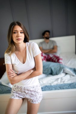 Üzgün genç çift ilişki ve seks ile ilgili sorunlar.