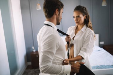 Şehvetli, samimi çift kucaklaşır. Çekici yüzlü bir kadın.