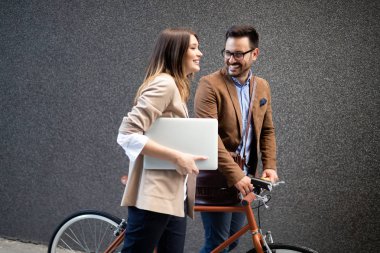 İş ekibi dijital cihaz teknolojisi kentsel bağlantı kavramı