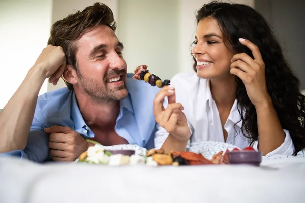 Felice Giovane Coppia Mangiare Colazione Letto Mattino — Foto Stock