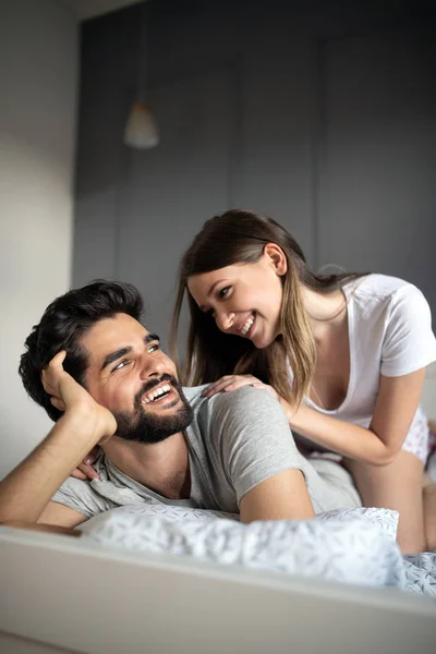 Mulher Bonita Está Fazendo Sua Bela Massagem Namorado Sorrindo Enquanto — Fotografia de Stock