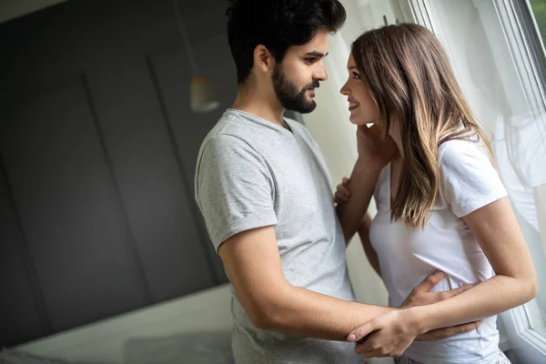 Schönes Paar Lächelt Redet Und Umarmt Sich Während Zeit Miteinander — Stockfoto