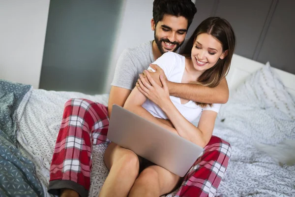 Ungt Par Avkopplande Säng Med Laptop Kärlek Lycka Teknik Människor — Stockfoto