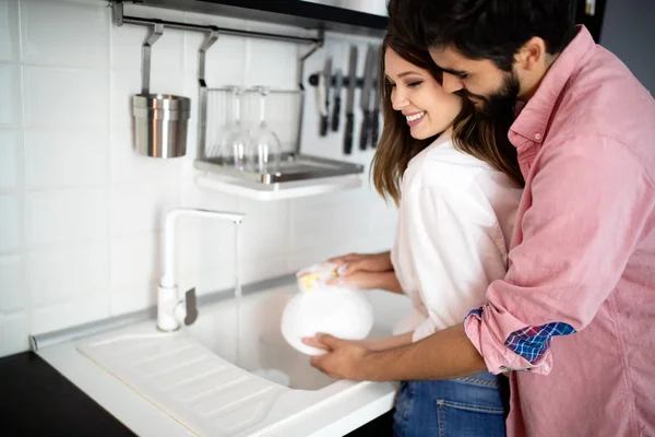 Pareja Joven Lavando Platos Cocina Mientras Divierten Abrazan — Foto de Stock