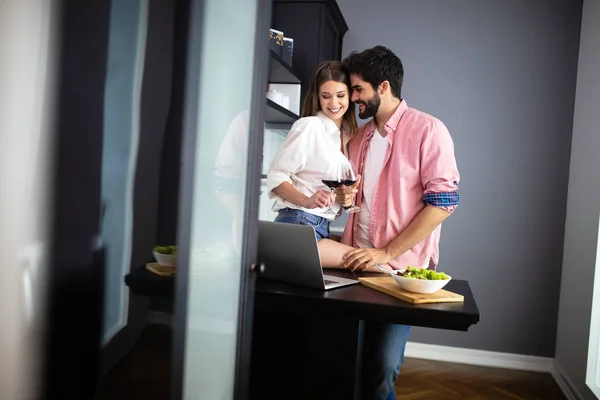 Pareja Feliz Usando Ordenador Portátil Mientras Desayuna Cocina Moderna — Foto de Stock