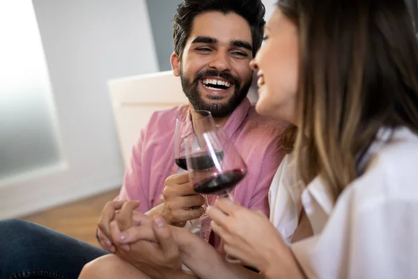 Schönes Paar Lächelt Redet Und Umarmt Sich Während Zeit Miteinander — Stockfoto