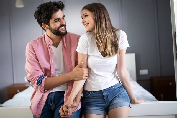 Schönes Paar Lächelt Redet Und Umarmt Sich Während Zeit Miteinander — Stockfoto