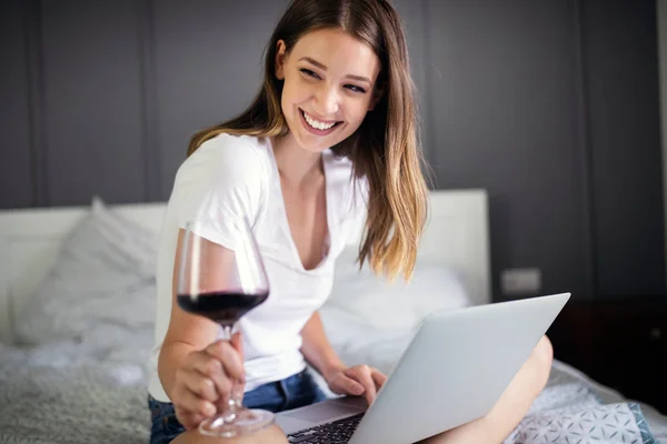 Щаслива Дама Використовує Ноутбук Шукаючи Онлайн Ліжку Вдома — стокове фото