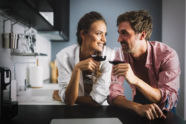 情侣们正在研究笔记本电脑和葡萄酒的配方 — 图库照片