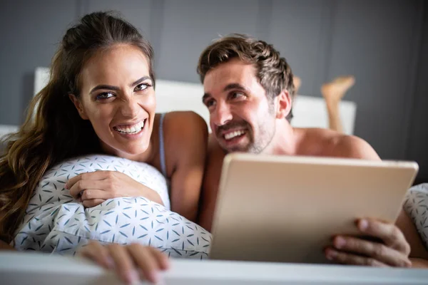 Happy Young Par Kärlek Med Tablet Pyjamas Hemma — Stockfoto