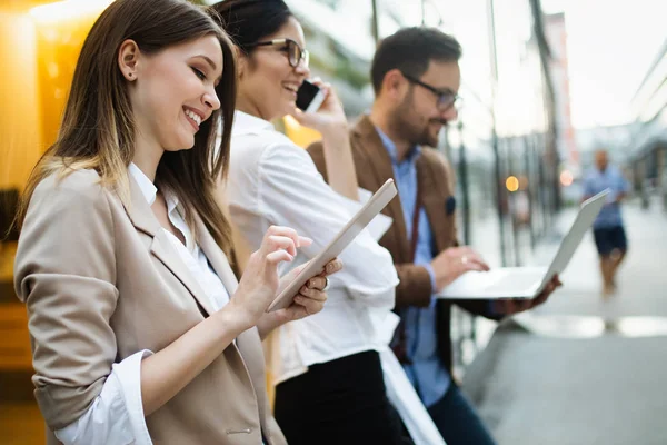 Equipo Negocios Tecnología Dispositivos Digitales Concepto Conexión Urbana —  Fotos de Stock