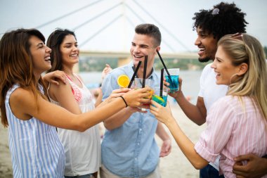 Mutlu insanlar yaz tatillerinde eğleniyorlar. Arkadaşlar, tatil, yaz konsepti