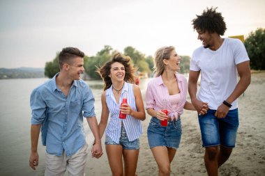 Yaz tatilleri, tatil ve insan konsepti. Sahilde eğlenmek grup arkadaş.