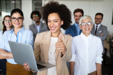 Ofiste çalışan ve beyin fırtınası yapan mutlu iş adamları