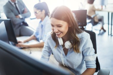 Ofisteki insanlardan oluşan başarılı bir iş grubu.