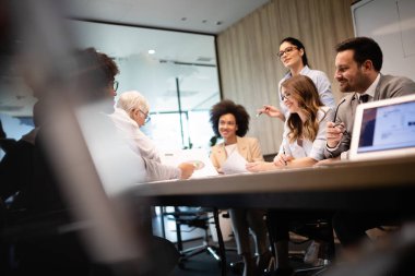 Ofisteki insanlardan oluşan başarılı bir iş grubu.