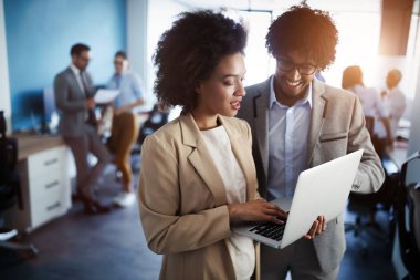 Bir yazılım geliştirme şirketinde çalışan programcılar