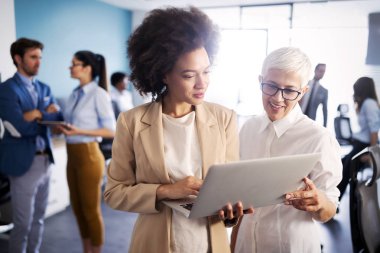 Ofisteki insanlardan oluşan başarılı bir iş grubu.