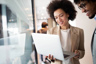 Modern bilişim şirketinde işbirliği yapan programcılar uygulama geliştiriyor