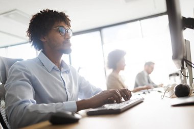 Modern ofiste başarılı bir iş adamı grubu