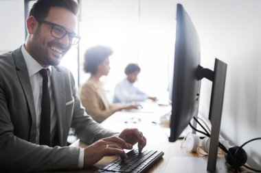 Modern bilişim şirketinde işbirliği yapan programcılar uygulama geliştiriyor