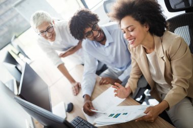 Bir grup başarısız iş adamı ve kötü yönetilen şirket.