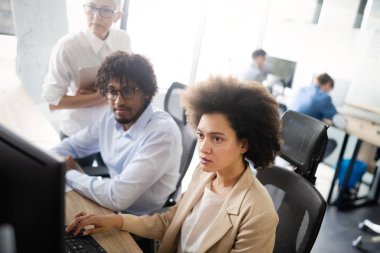 Bir grup başarısız iş adamı ve kötü yönetilen şirket.