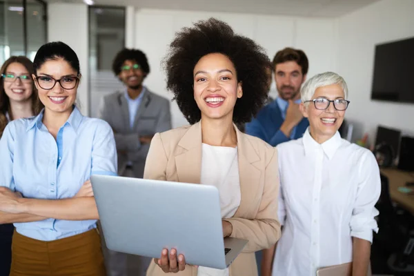 Glada Affärsmän Som Arbetar Och Brainstorming Kontoret — Stockfoto