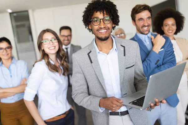 Felici Uomini Affari Che Lavorano Fanno Brainstorming Ufficio — Foto Stock