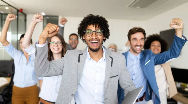 Felici Uomini Affari Che Lavorano Fanno Brainstorming Ufficio — Foto Stock