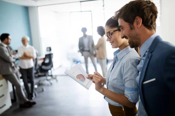 Groep Succesvolle Gelukkige Zakenmensen Aan Het Werk — Stockfoto